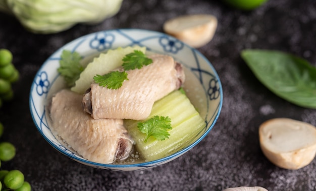 Soupe claire au poulet avec hachures vertes avec ail, citron, oignon, oignon rouge, champignon et basilic