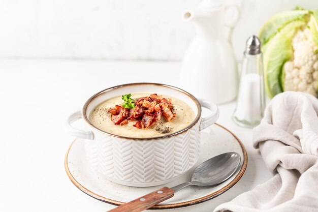 Soupe à la crème de chou-fleur et de haricots blancs avec bacon frit