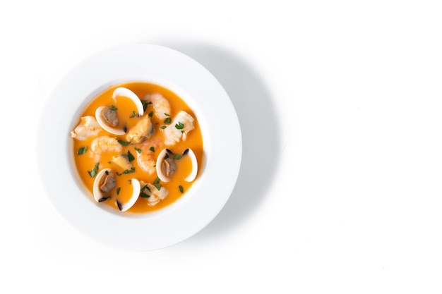 Photo gratuite soupe de fruits de mer sur une assiette isolée sur fond blanc