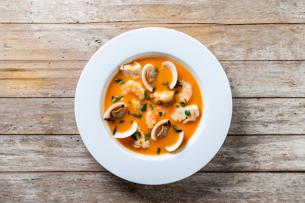 Photo gratuite soupe de fruits de mer sur table en bois