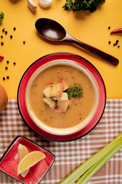 Photo gratuite une soupe garnie de craquelins et d'herbes