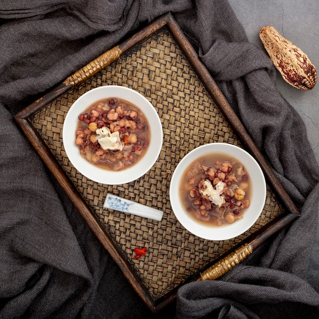 Soupe de haricots blancs bols sur une table en bois