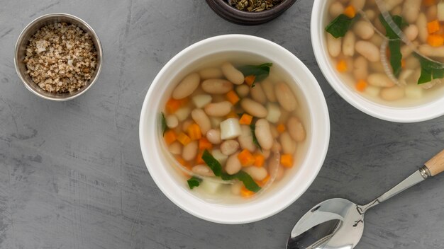 Soupe de haricots blancs à plat dans un bol