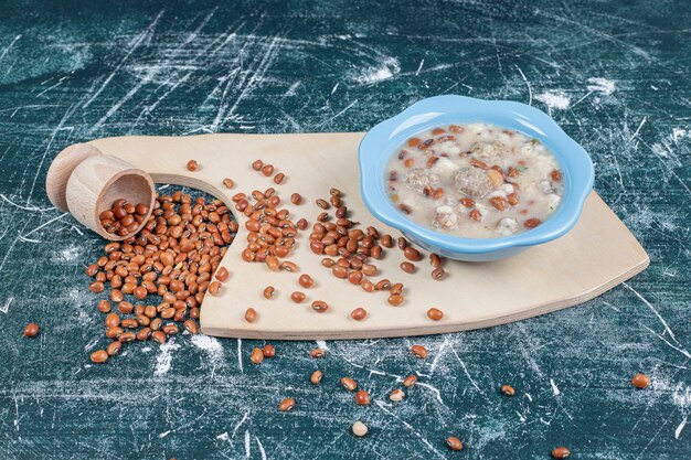 Soupe de haricots bruns et champignons sur planche de bois. Photo de haute qualité