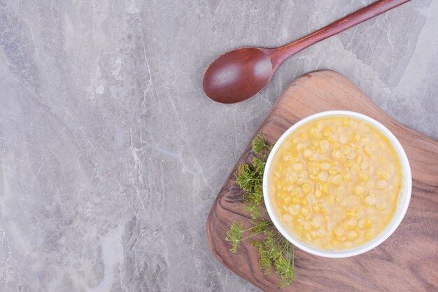 Soupe de haricots jaunes dans une tasse blanche sur le marbre