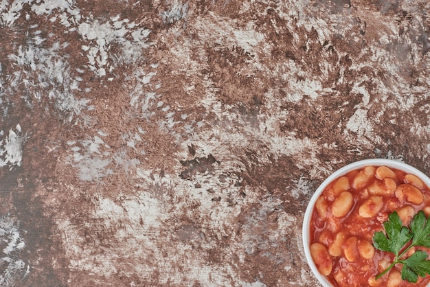 Soupe de haricots à la sauce tomate dans une tasse en céramique