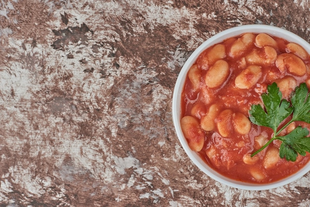 Photo gratuite soupe de haricots à la sauce tomate.