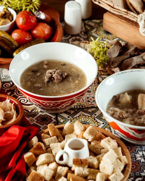 Soupe de Khash avec des craquelins latéraux