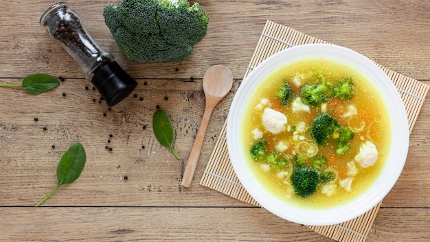 Photo gratuite soupe de légumes au brocoli et aux épices