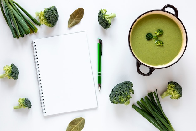 Soupe de légumes au brocoli avec bloc-notes vide