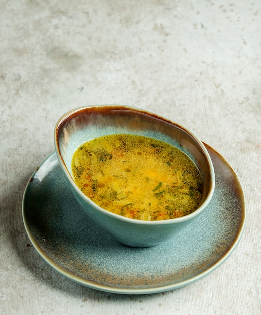 Photo gratuite soupe de légumes aux herbes