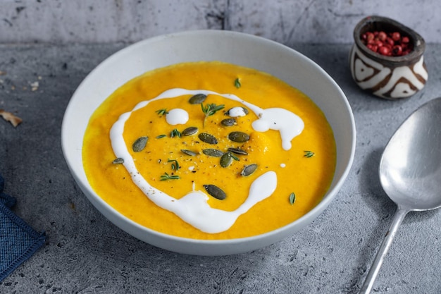 Photo gratuite soupe de légumes à la citrouille avec de la crème