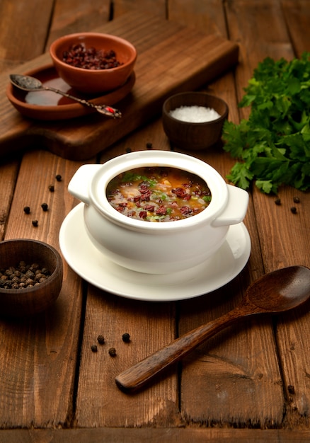 Soupe de légumes garnie d'épine-vinette séchée