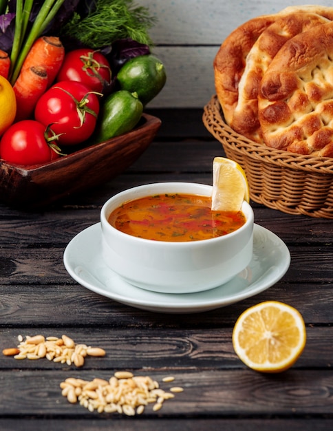 Soupe de légumes sur la table