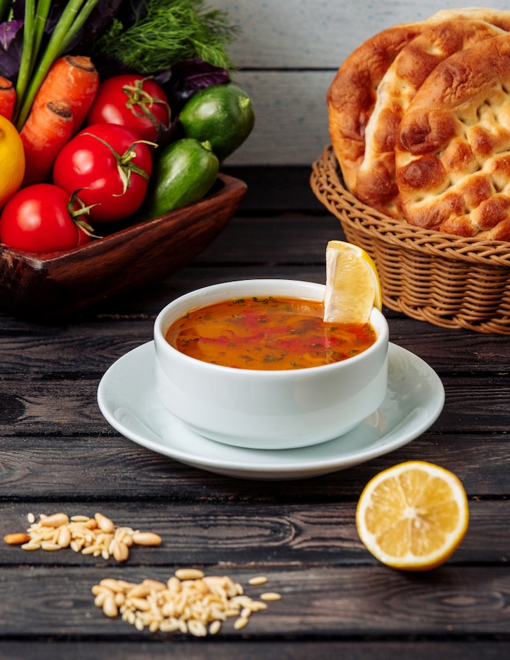 Photo gratuit soupe de légumes sur la table