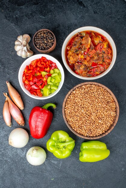 Soupe de légumes vue de dessus avec sarrasin et légumes frais sur gris