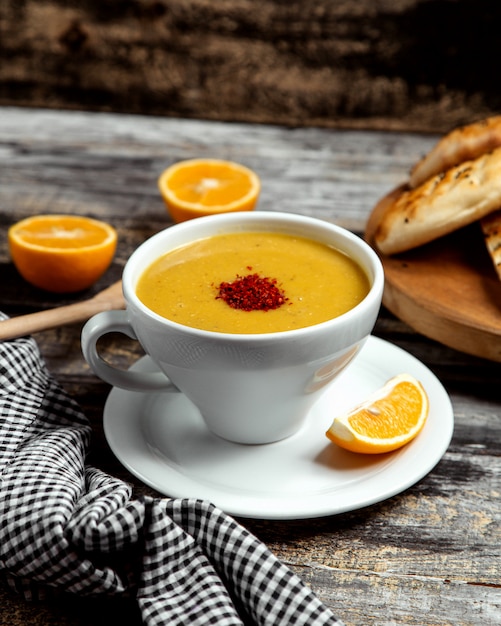 Photo gratuite soupe de lentilles au poivron rouge