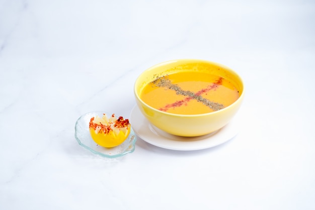 soupe de lentilles garnie de poivre et de citron