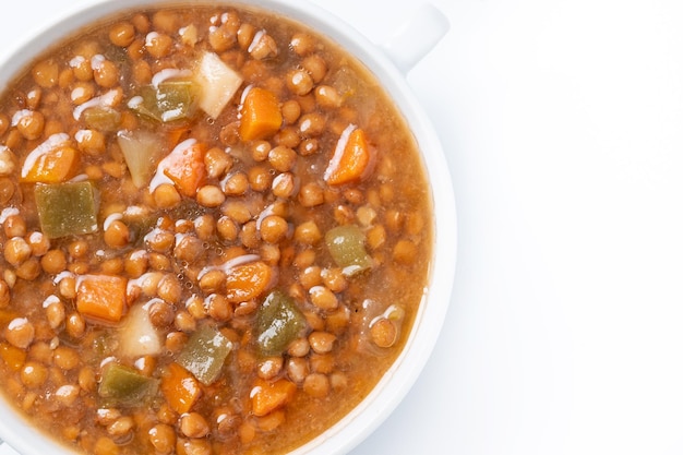 Soupe de lentilles avec des légumes dans un bol isolé sur fond blanc