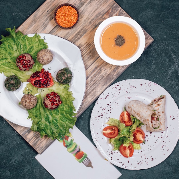 Soupe de lentilles, petits pains au fromage et shaurma arabe.