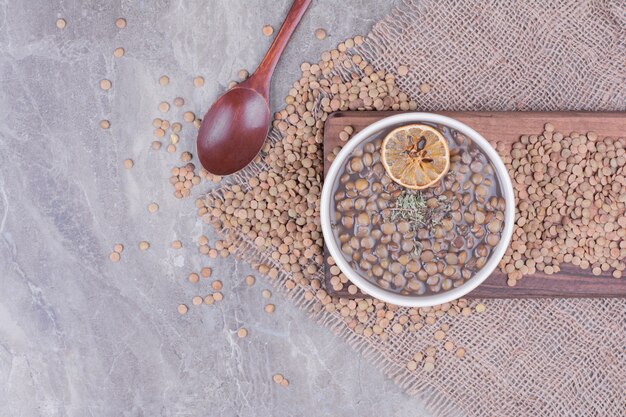 Soupe de lentilles vertes dans un bol blanc avec des épices