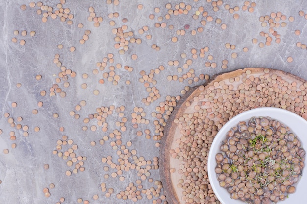 Soupe de lentilles vertes dans un bol blanc avec des épices