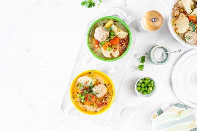 Soupe lumineuse de printemps avec boulettes de viande et légumes Espace de copie Vue de dessus