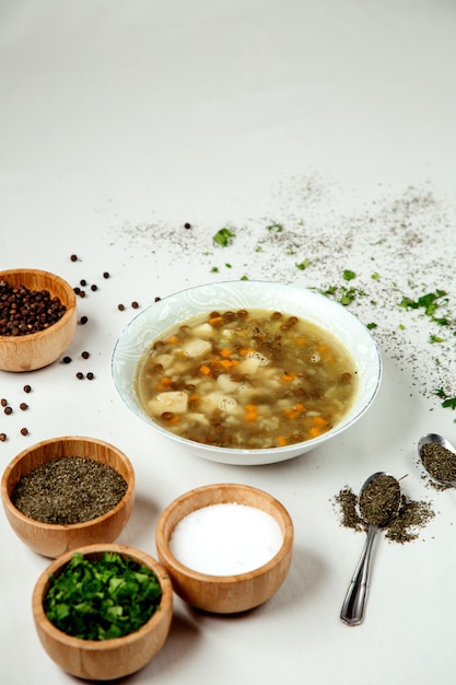 Soupe minestrone sur la table