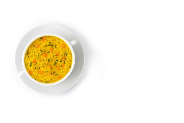 Soupe de nouilles au poulet dans un bol blanc isolé sur fond blanc