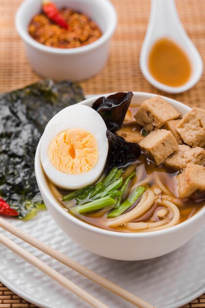 Soupe de nouilles ramen asiatique haute vue