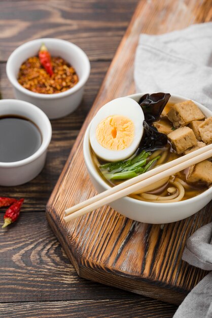 Soupe de nouilles ramen asiatique sur planche à découper