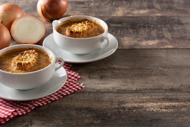 Photo gratuite soupe à l'oignon traditionnelle française sur table en bois