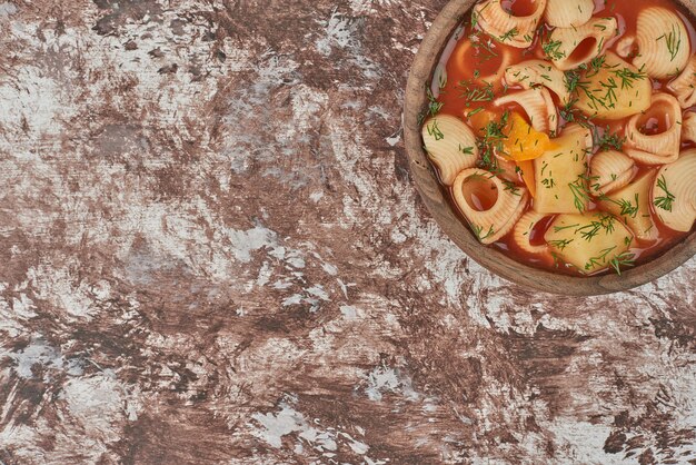 Soupe de pâtes au bouillon aux herbes et épices