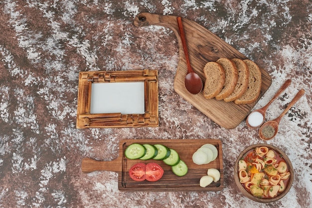 Soupe de pâtes à la sauce tomate avec salade de légumes.