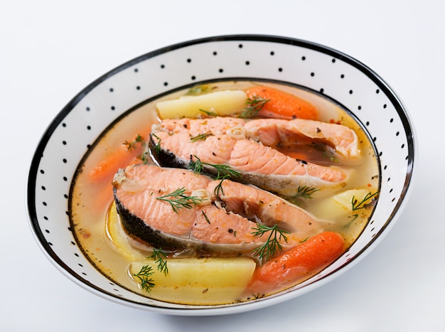 Soupe de poisson au saumon avec des légumes dans un bol.