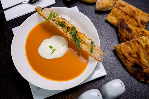 Soupe de potiron avec des brioches de mousse de lait crackers arragon vue de dessus