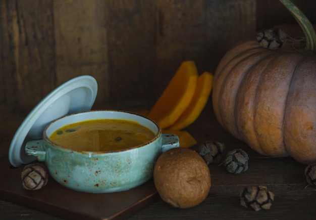 Soupe de potiron dans une casserole blanche