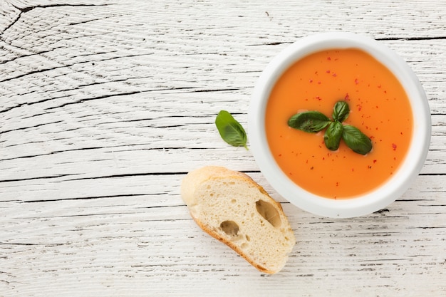 Photo gratuite soupe de potiron plate avec pain