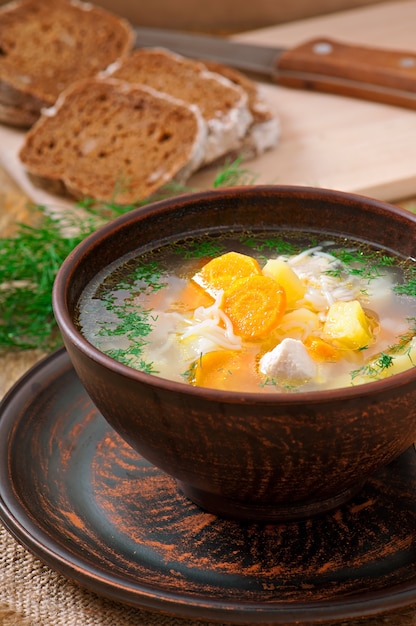 Photo gratuite soupe de poulet aux légumes