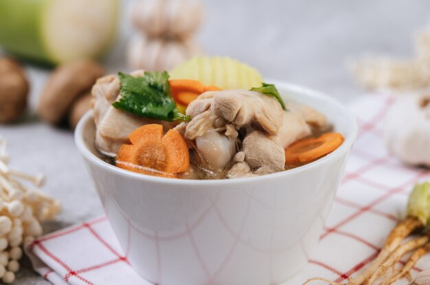 Soupe de poulet avec maïs, champignons shiitake, champignons enoki et carottes.