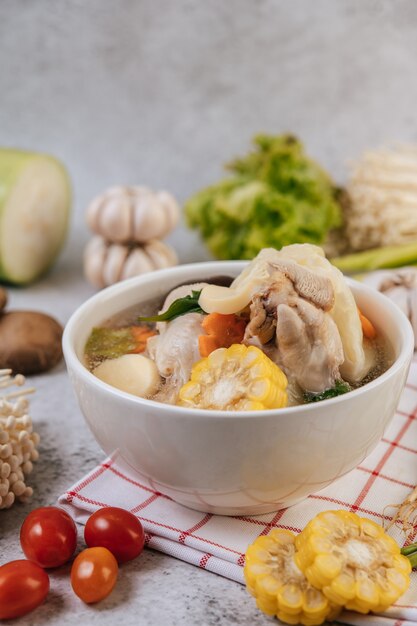 Soupe de poulet avec maïs, champignons shiitake, champignons enoki et carottes.