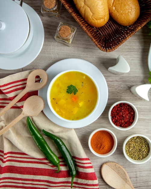 soupe de poulet pommes de terre épices riz vue de dessus