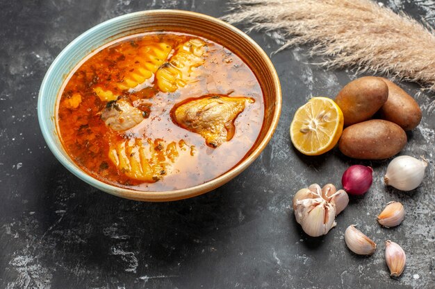 Soupe de poulet savoureuse aux pommes de terre