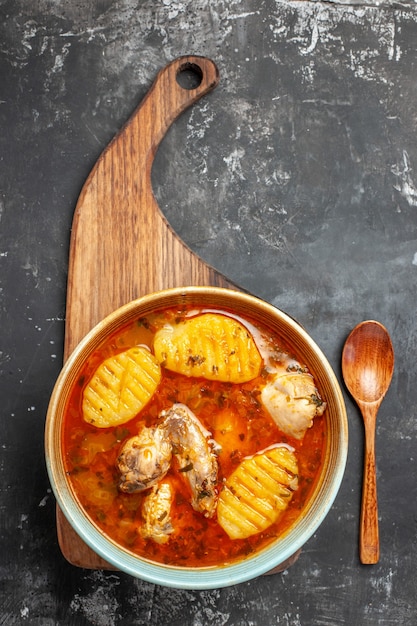 Soupe de poulet savoureuse aux pommes de terre