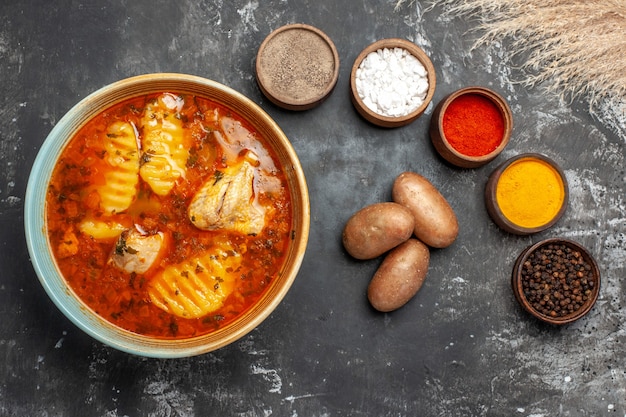 Photo gratuite soupe de poulet savoureuse aux pommes de terre