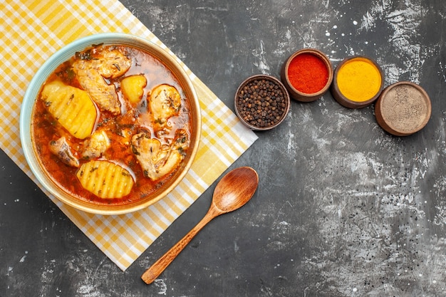 Photo gratuite soupe de poulet savoureuse aux pommes de terre