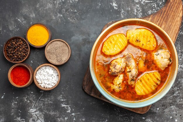 Soupe de poulet savoureuse aux pommes de terre