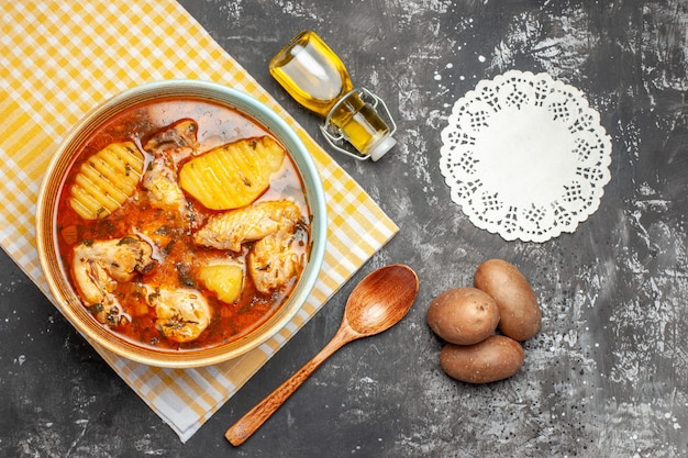 Photo gratuite soupe de poulet savoureuse aux pommes de terre