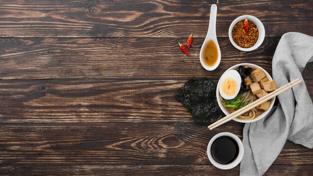 Soupe de ramen maison avec la moitié d'œuf à plat