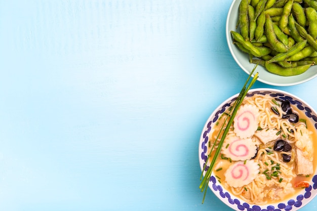 Soupe de ramen plat et haricots edamame avec espace de copie